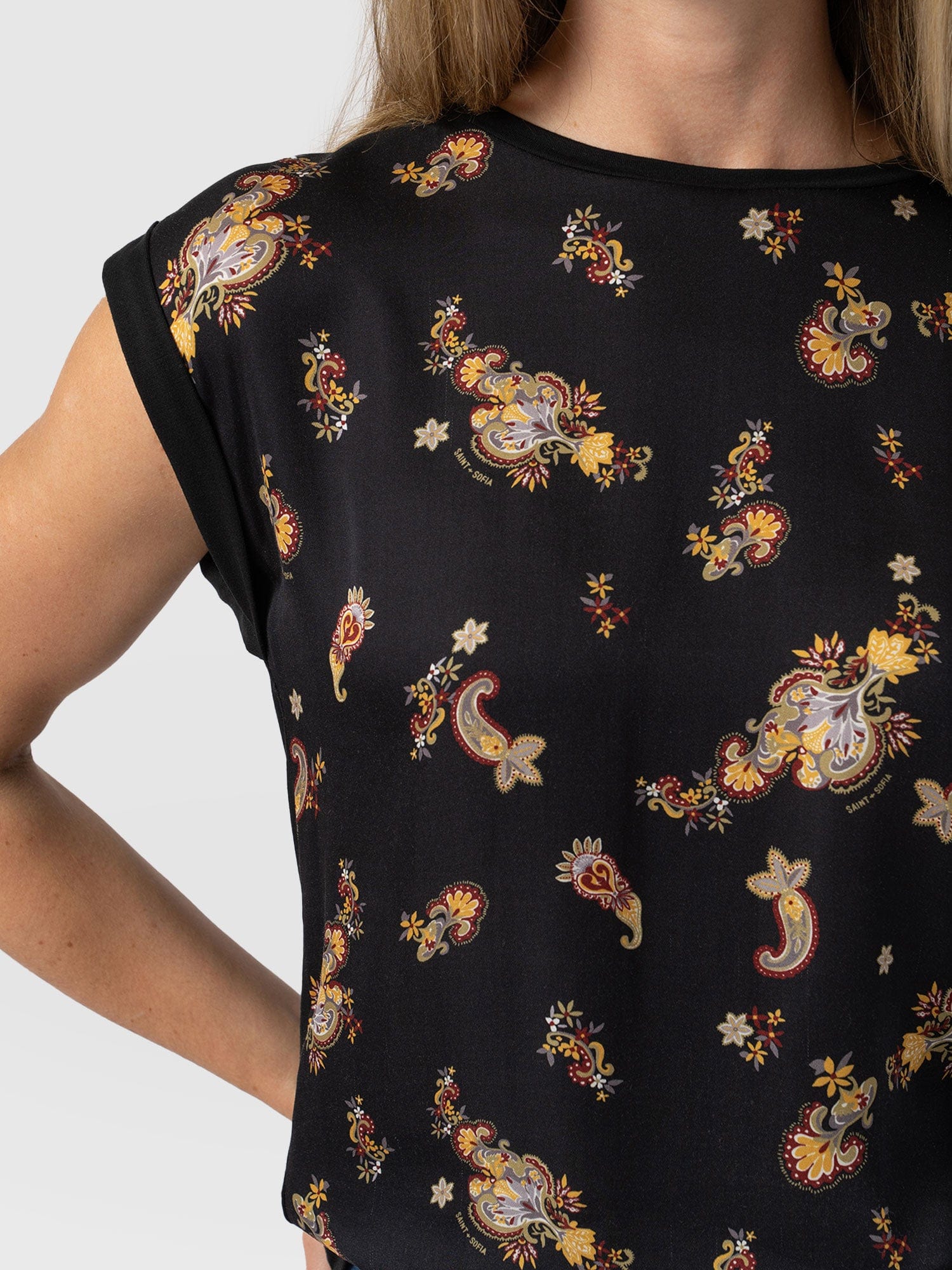 Turn Up Contrast Tee Black Paisley - Women's T-Shirts | Saint + Sofia® UK