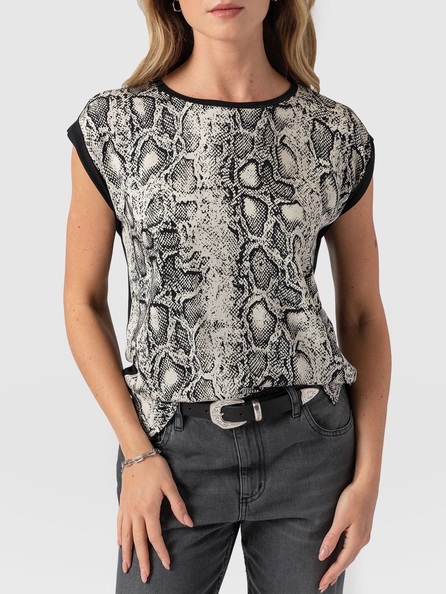 Turn Up Contrast Tee Cream Snake - Women's T-Shirts | Saint + Sofia® UK