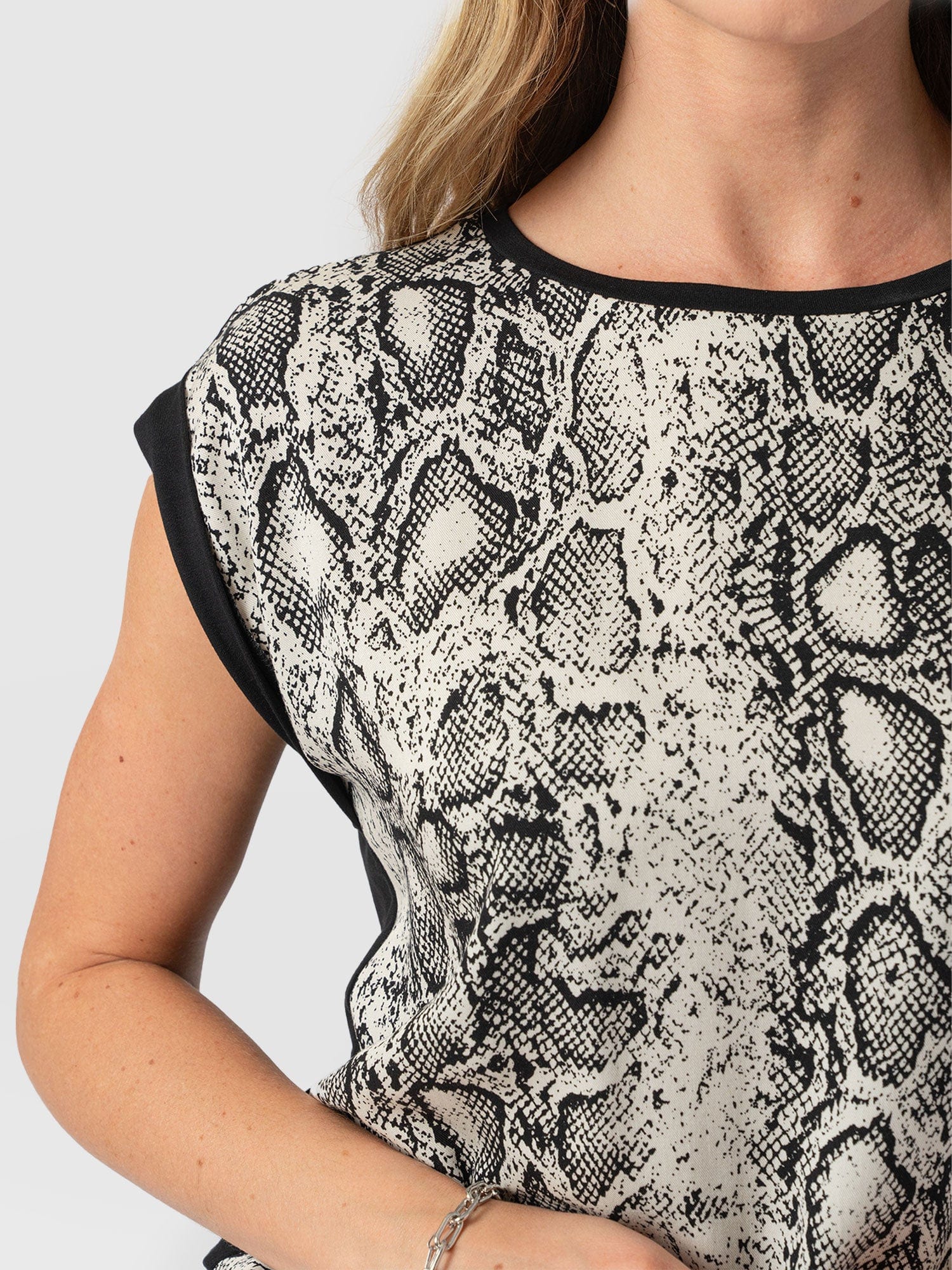 Turn Up Contrast Tee Cream Snake - Women's T-Shirts | Saint + Sofia® UK