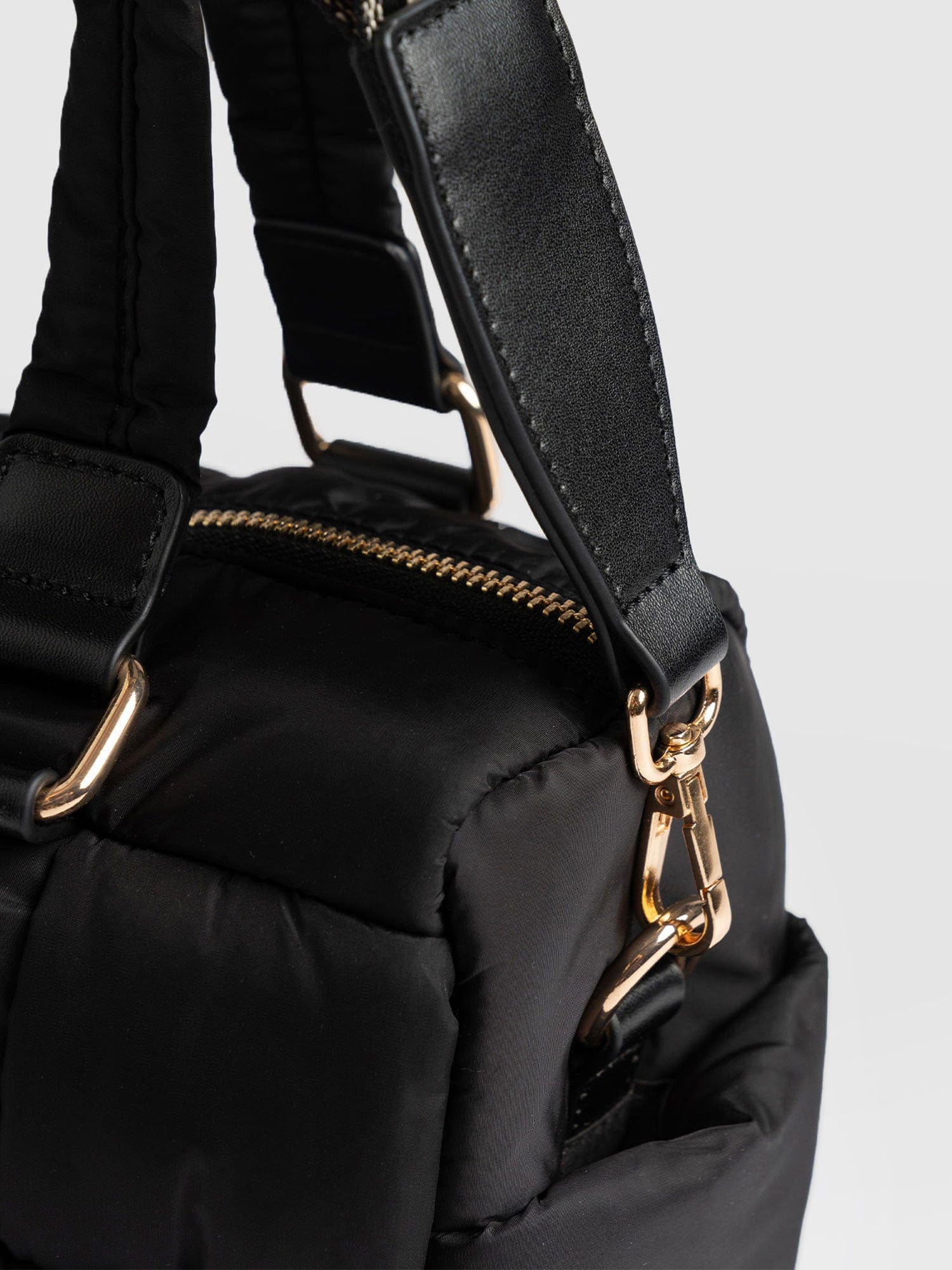 Woven Duffle Bag Black/Grey - Women's Bags | Saint + Sofia® UK